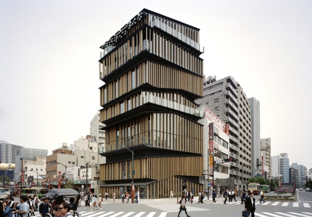 Asakusa Culture Tourist Information Center, uma das principais obras visitáveis de Kengo Kuma em Tóquio