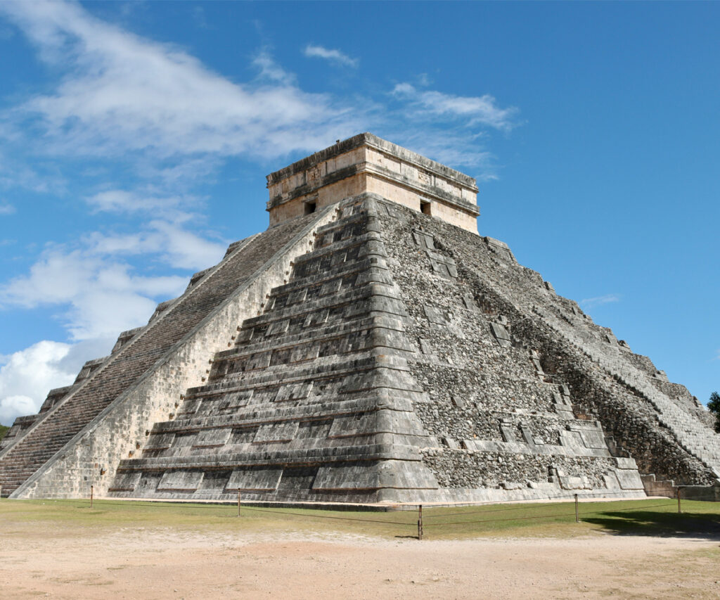 Pirâmide de Kukulcán no  sítio arqueológico Chichen-Itzá 