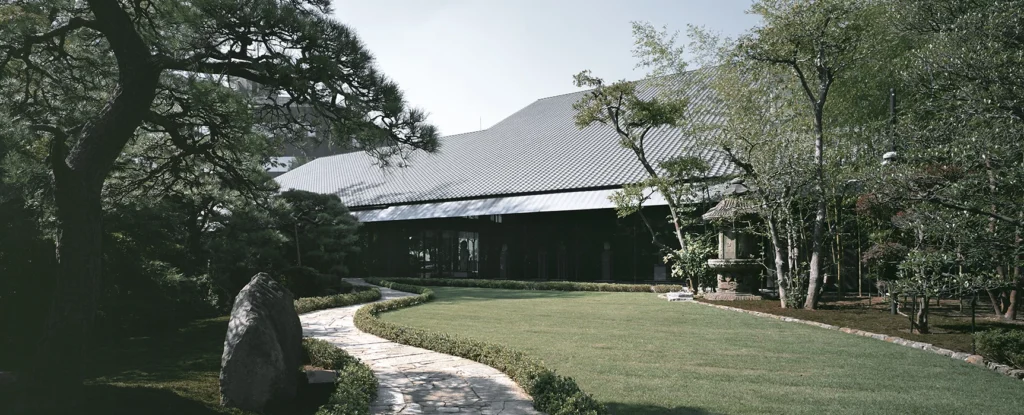 Visão externa do museu Nezu, fotografia de Fujitsuka Mitsumasa, projeto de Kengo Kuma And Associates