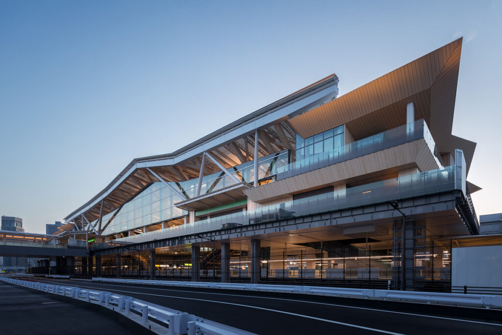 Estação Takanawa Gateway, projetada pelo arquiteto Kengo Kuma e inaugurada em 2020