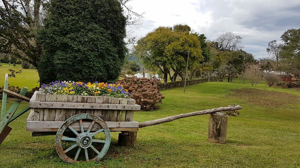 Carroça ornamental na Casa Segnfredo, em Gramado (Rio Grande do Sul) - Rota de Gramado