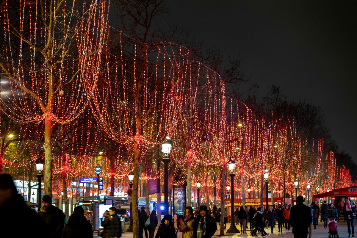 Champs-Élysées é linda em qualquer época do ano, mas no Ano Novo possui um charme especial com suas iluminações festivas.