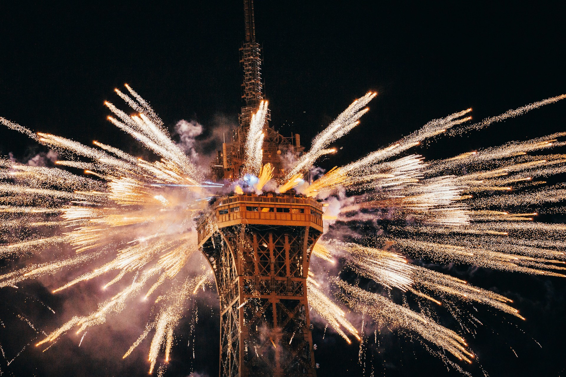 Queima de fogos dentro da Torre Eiffel durante o Ano novo em Paris