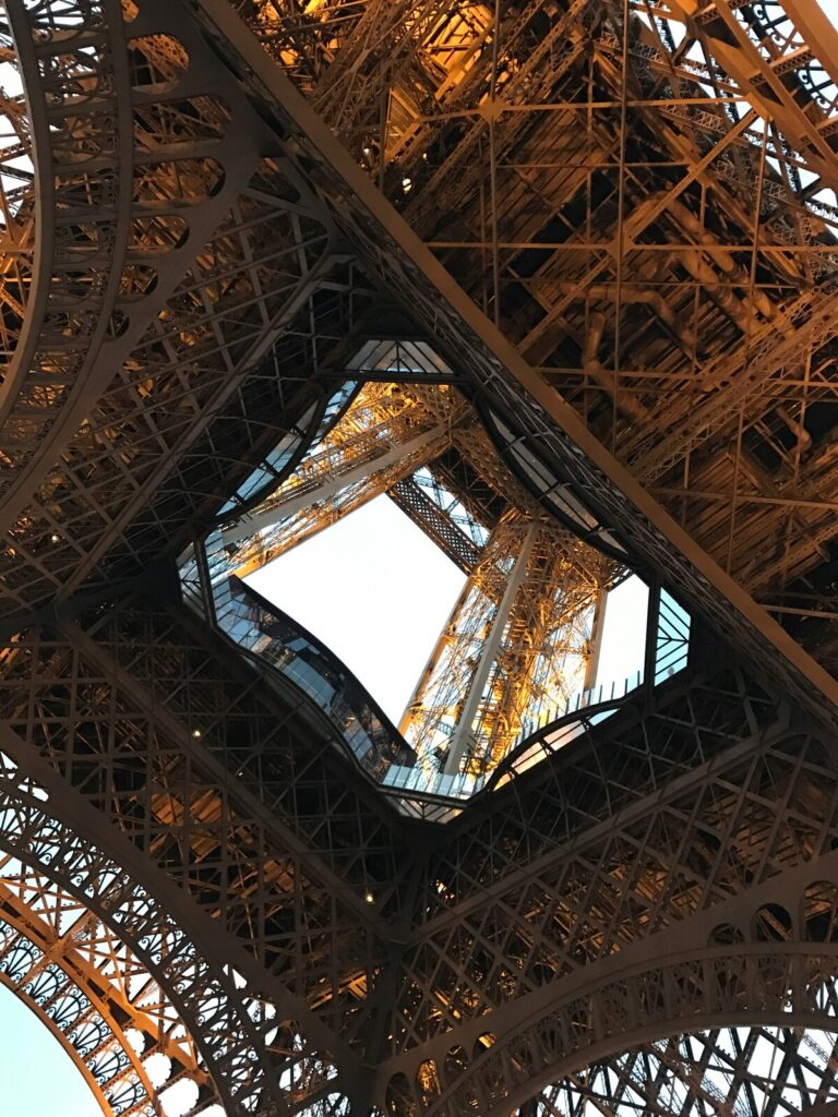 Interior da Torre Eiffel, um destino icônico muito procurado no Ano novo em Paris