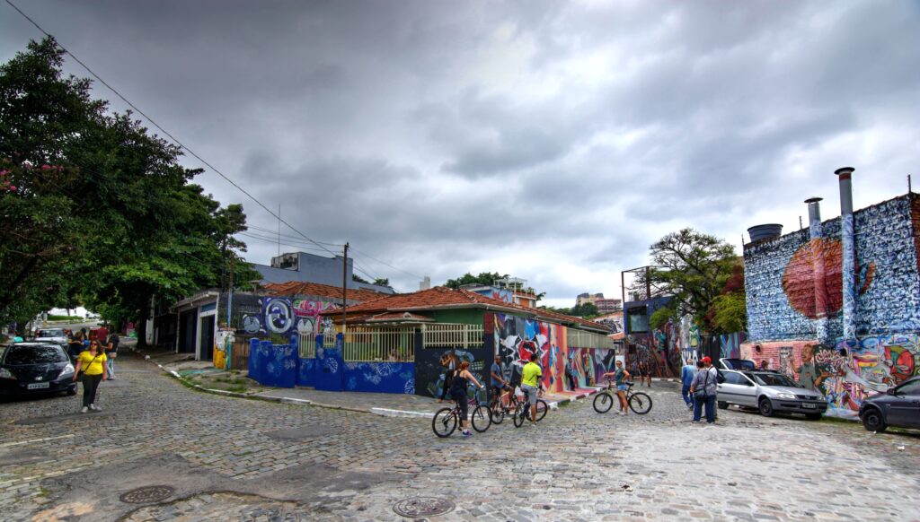 Imagem mostra ruas da Vila Madalena com grafites e artes nas paredes. Onde ficar em São Paulo