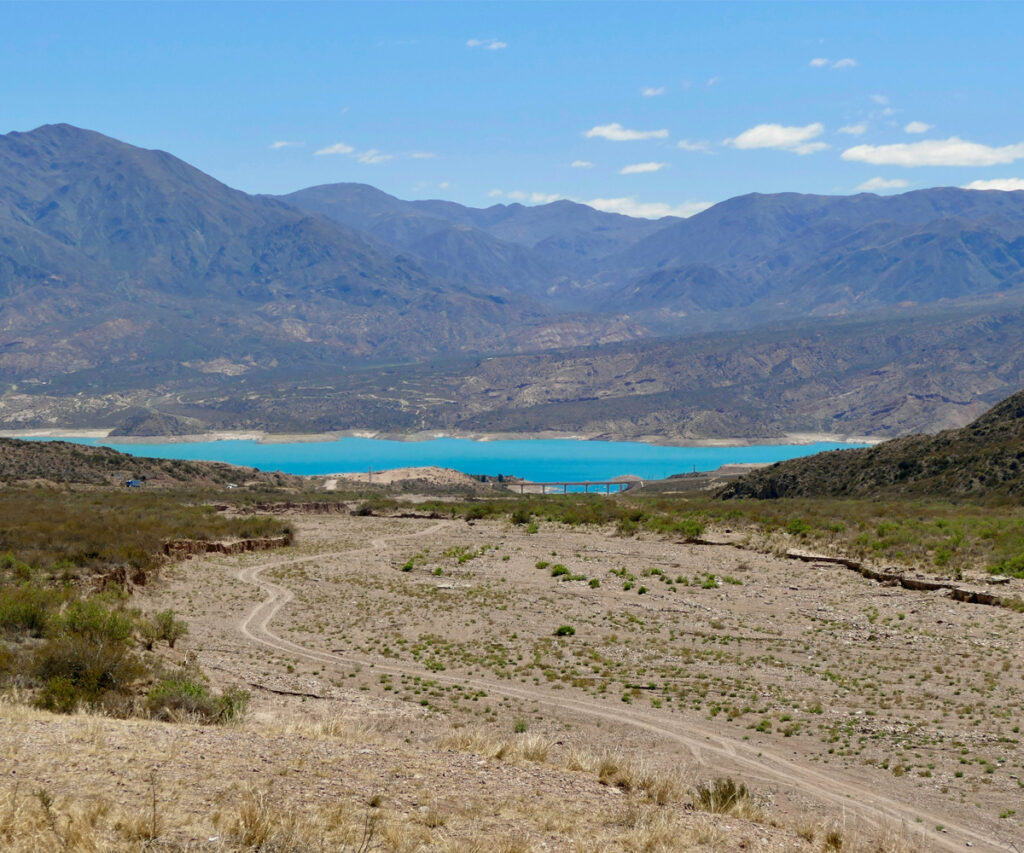 Paisagem de Mendoza - lago e montanhas