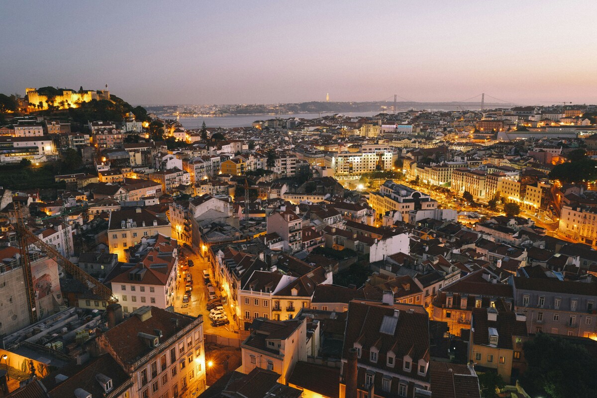 Visão aérea do centro de Lisboa ao entardecer.