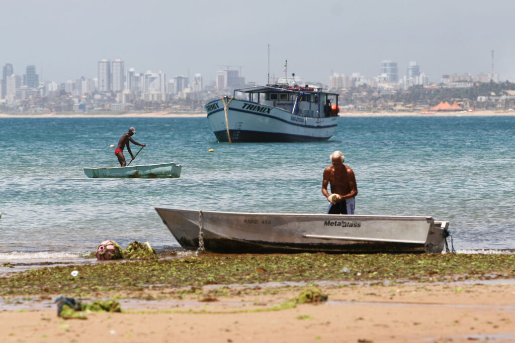 Pescadores em Itapuã, bairro de Salvador