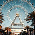 Roda gigante em um dos parques temáticos localizados em Orlando