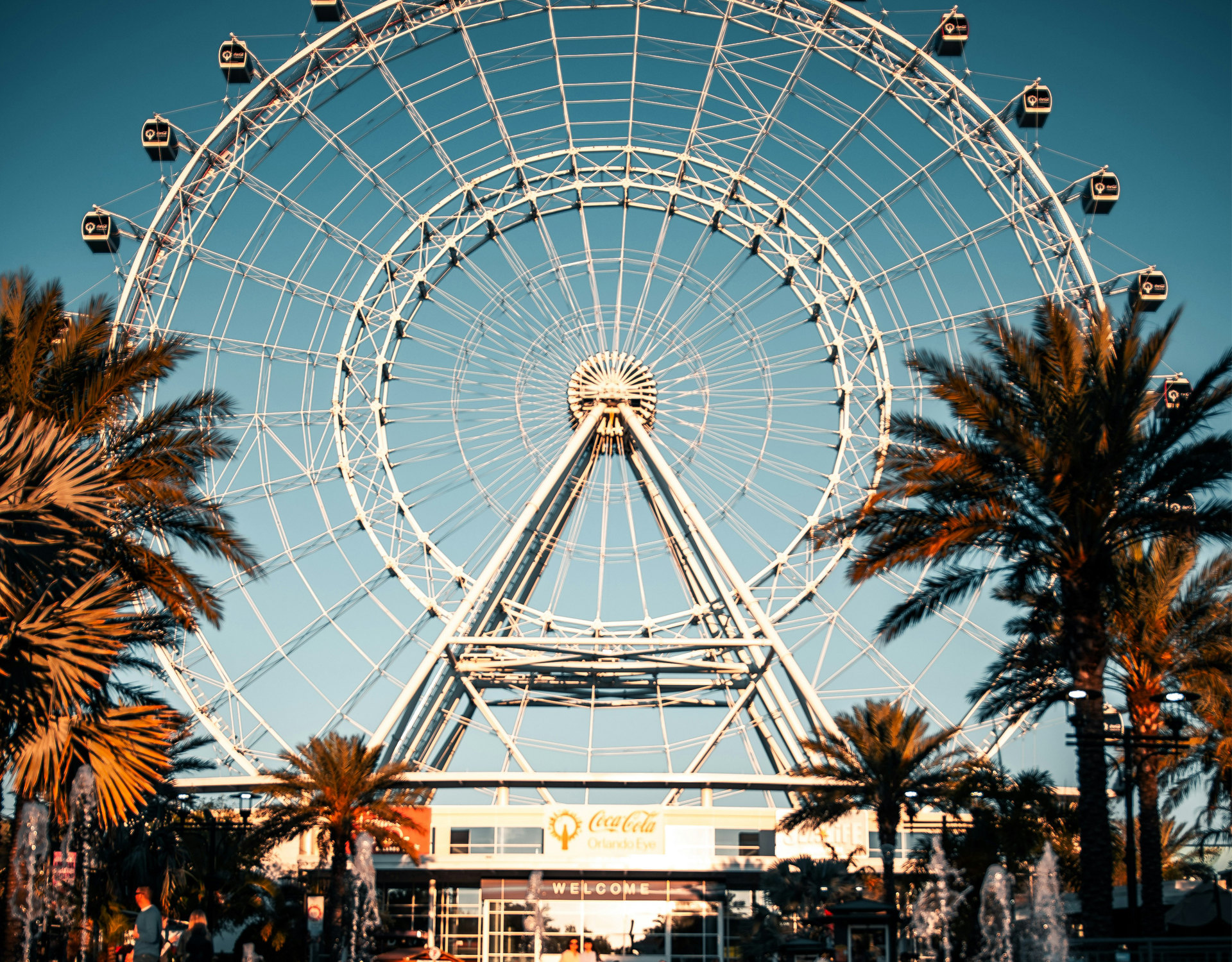 Roda gigante em um dos parques temáticos localizados em Orlando