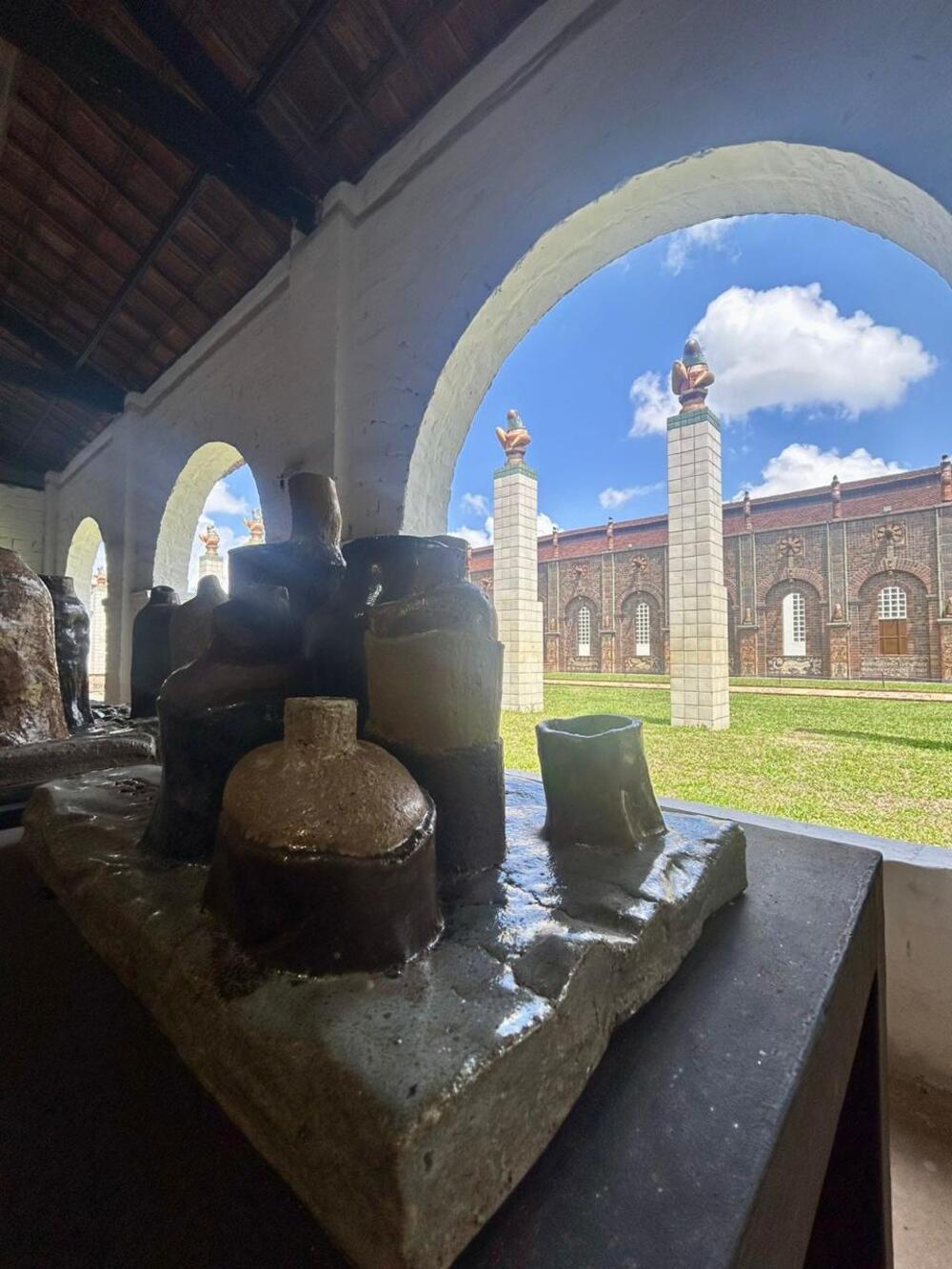 Peças de cerâmica do Francisco Brennand. 