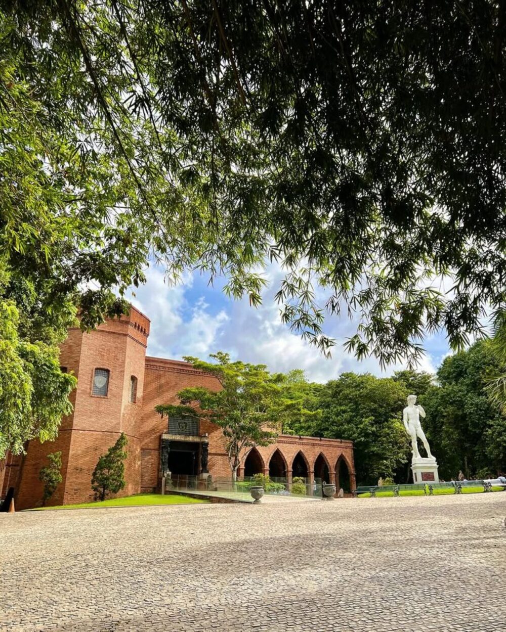 Entrada do Castelo Brennand. 