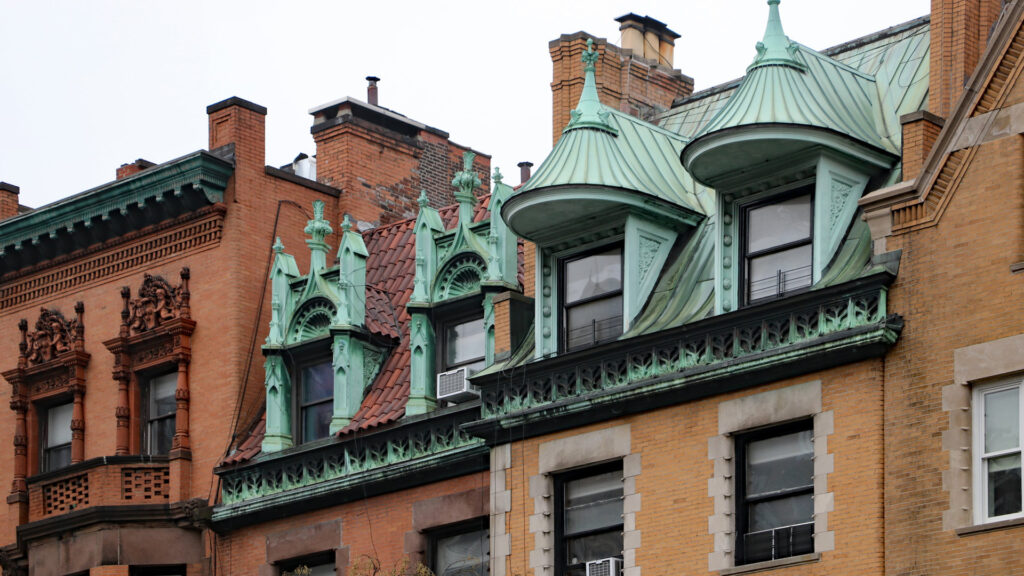 Telhados de edifícios em Upper West Side, bairro tradicional de Nova Iorque - Nova York