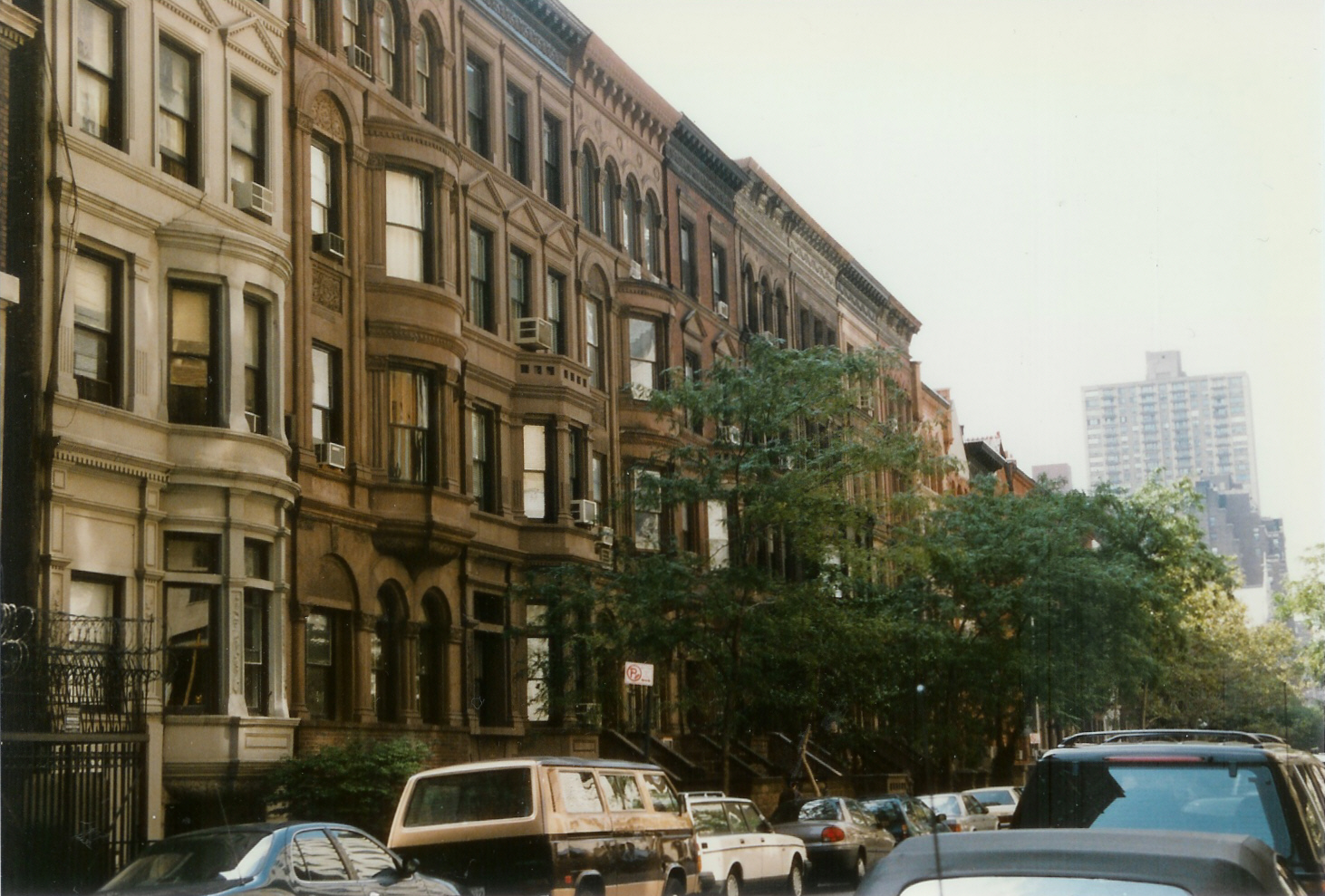 Os brownstones de Nova York, vistos a partir de uma área residêncial do distrito de Upper West Side, na Cidade de Nova York. A foto é de Stilfehler