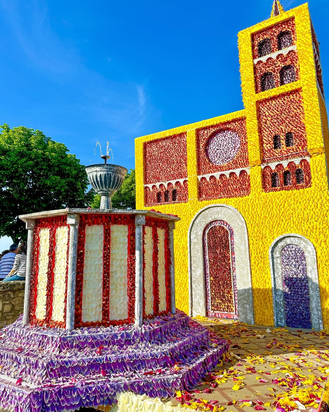 Vilarejo Castiglion del Lago, em Umbria.  Festival de primavera para aproveitar em uma viagem para a Toscana