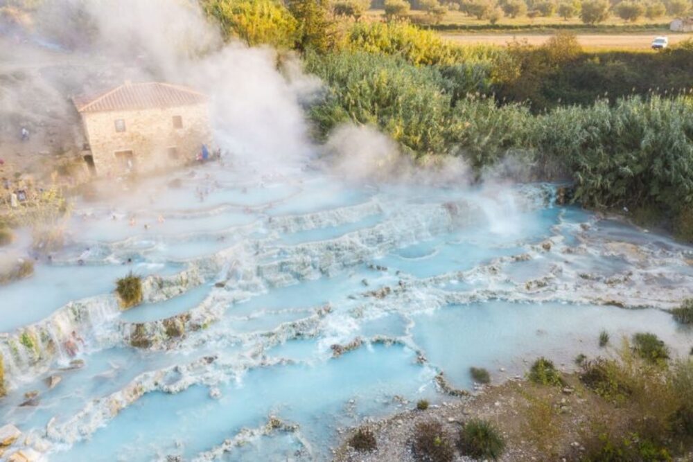 Saturnia, província de Grosseto, Toscana. É uma de nossas principais dicas de destino em uma viagem para a Toscana