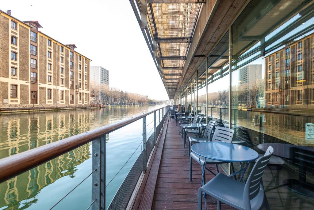 Vista para a orla do Canal Saint Martin no St. Christopher's Inn no Canal.