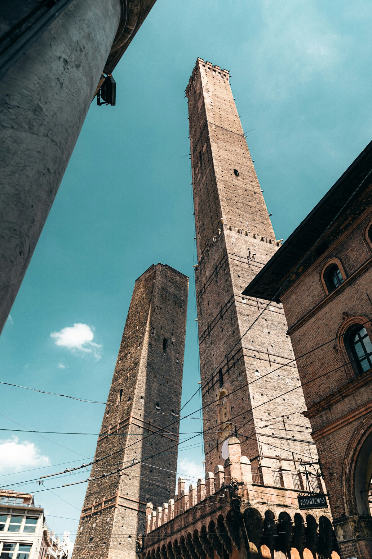 Torres em Bolonha, paisagem medieval marcante na hora de escolher onde ficar em Bolonha