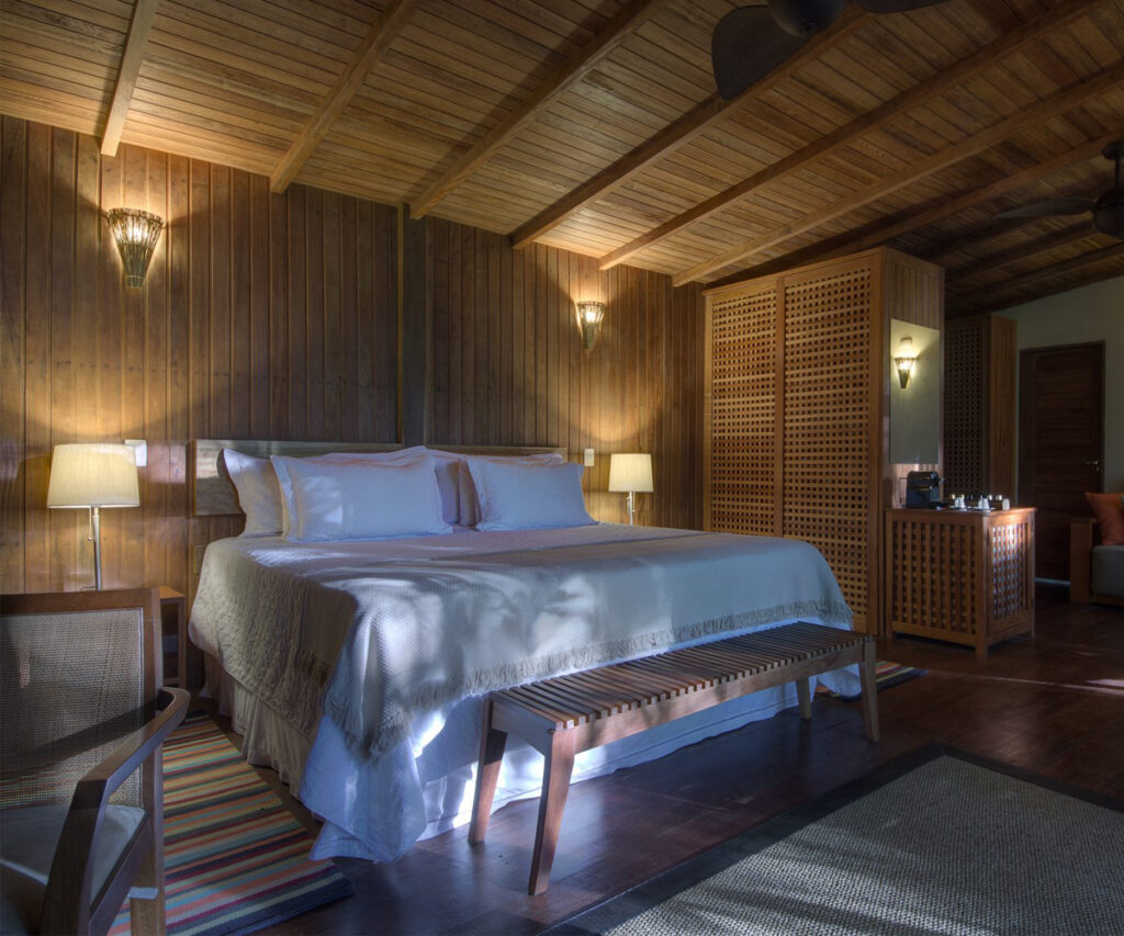 Acomodação do Anavilhanas Jungle Lodge com destaque para a parte da cama. 