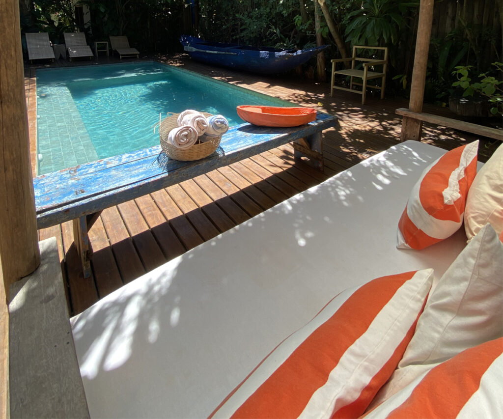 acomodação da casa da glória- área com piscina, rede e espreguiçadeiras
