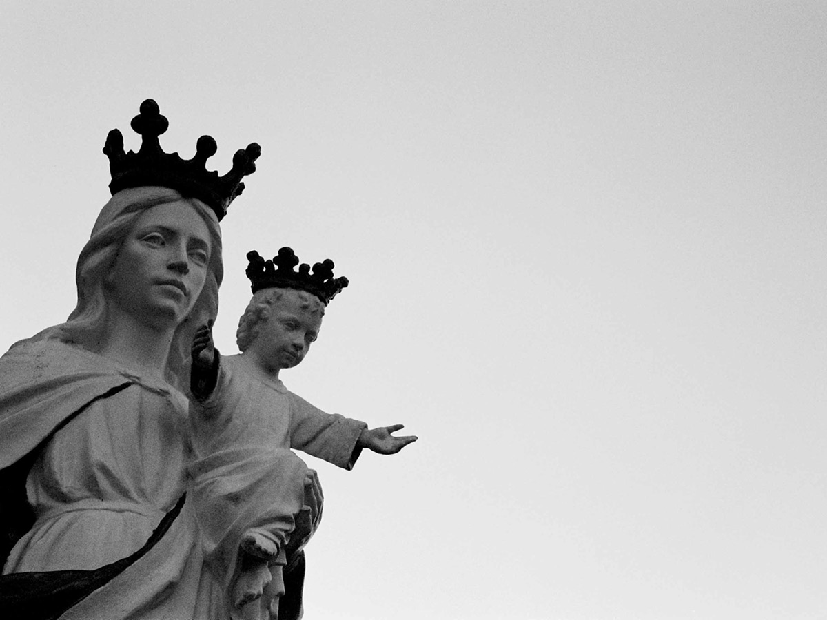 Imagem santa no mirante Nossa Senhora Auxiliadora, em Santo Antônio do Pinhal. Fotografia de Camila Pastorelli.