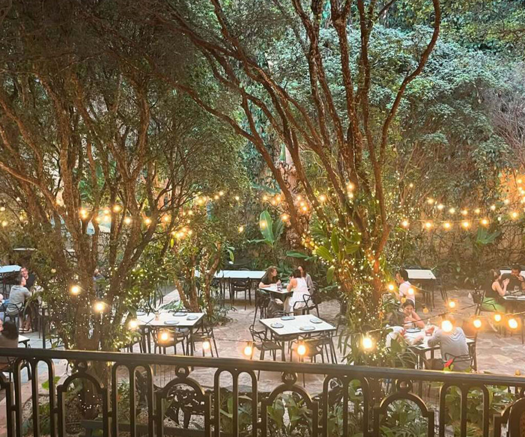 área de jantar do restautante ama.zo no jardim — dica de restaurantes românticos em são paulo
