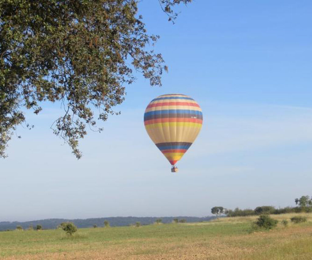 Balão sobrevoando um campo em Albernoa