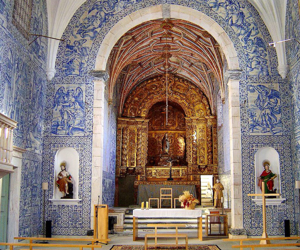 Interior da igreja da misericórdia, altar dourado e paredes revestidas por azuleizos com ícones expostos — em Arraiolo, vila na cidade pequena de Portugal