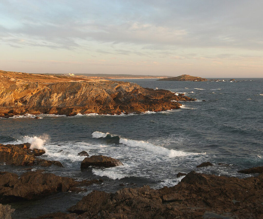 praia dePorto Covo. Oceano, pedras e areia