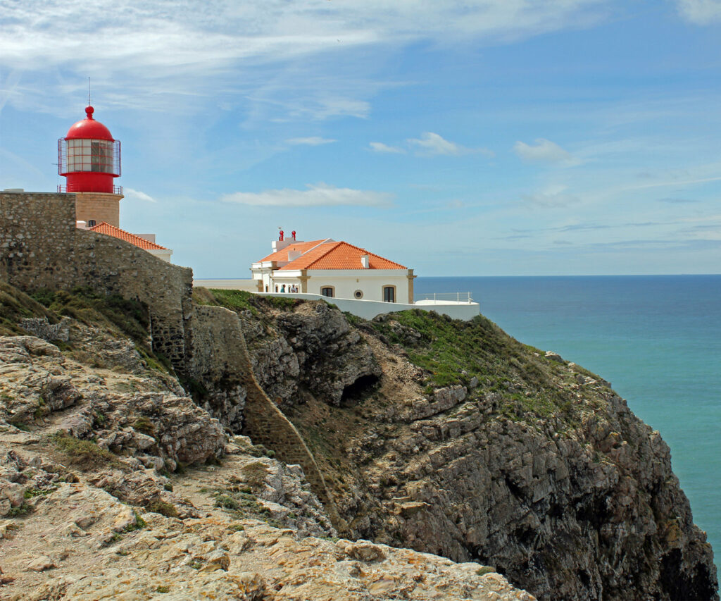 Forte de sagres em cima da montanha com vista para o mar 