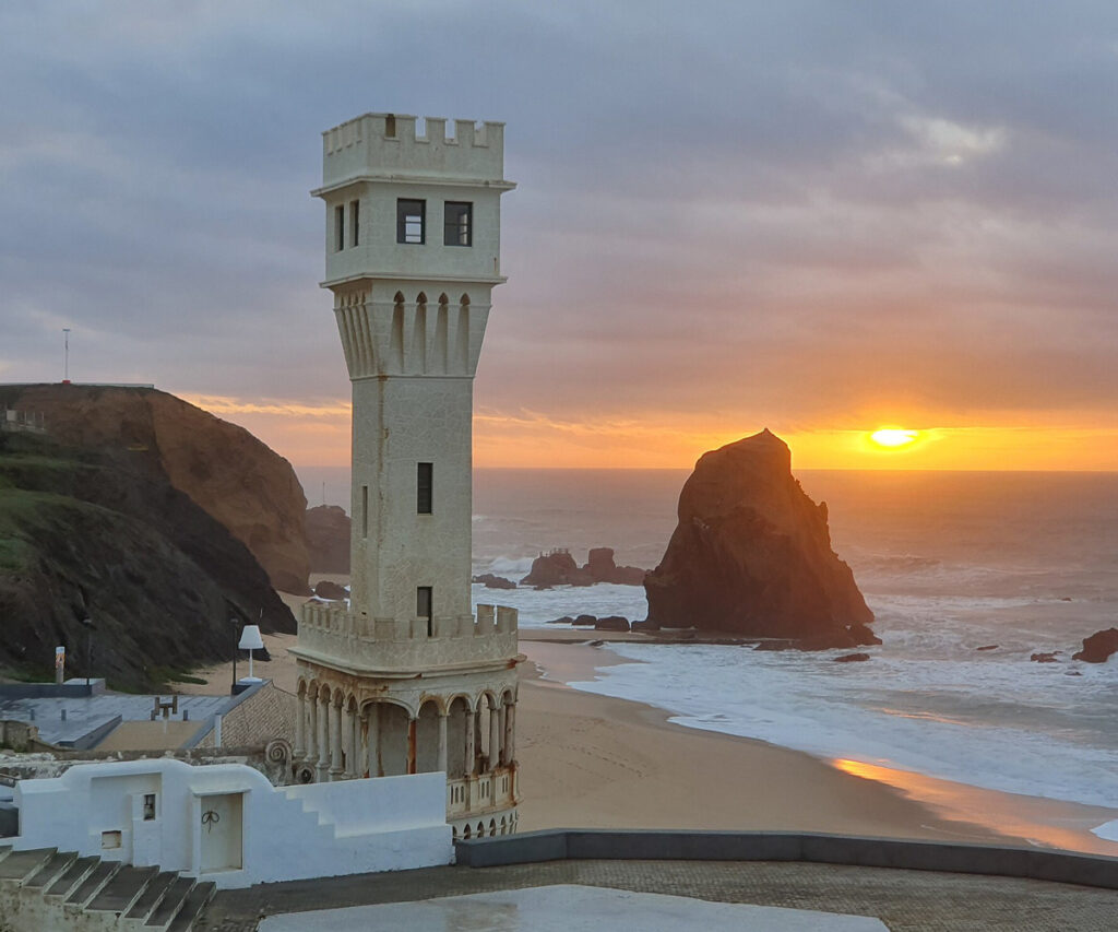 farol de santa cruz localizado na praia da pequena cidade portuguesa de Santa Cruz