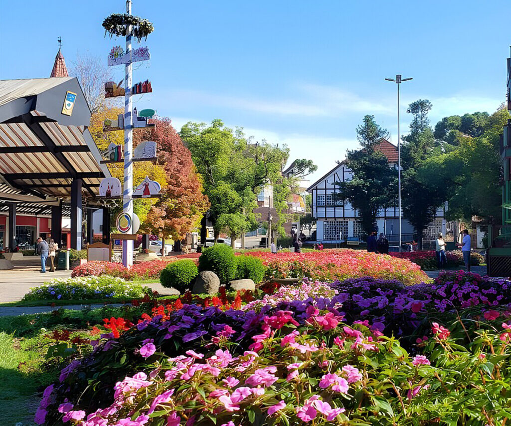 Praça das flores- Jardins floridoscom algumas construções ao redor 
