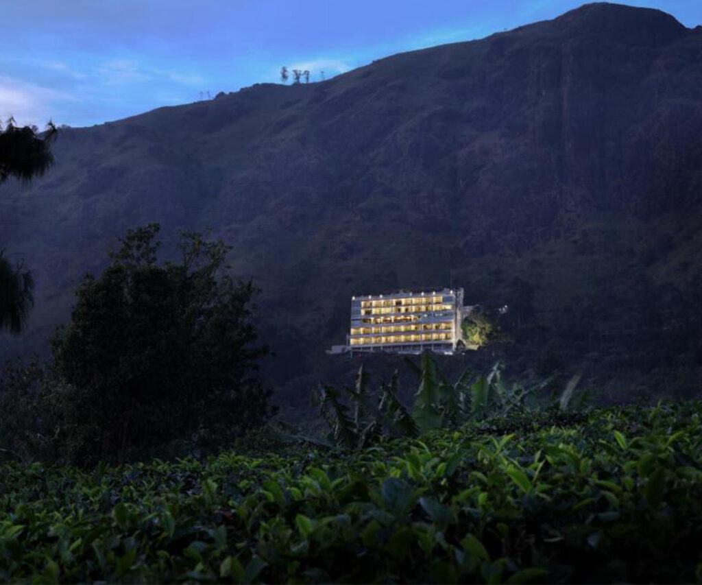 Hotel Amber Dale luxury hotel & spa na montanha à noite — um dos melhores hotéis na Índia