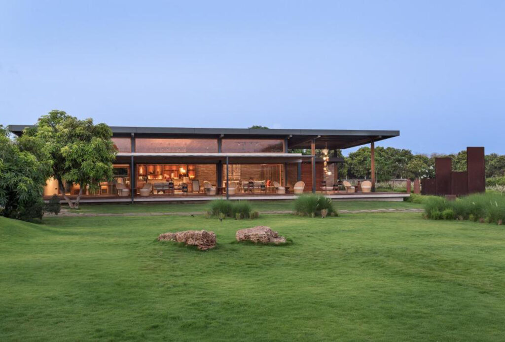 Fachada do hotel woods at sasan- construção moderna em uma área verde