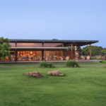 Fachada do hotel woods at sasan- construção moderna em uma área verde
