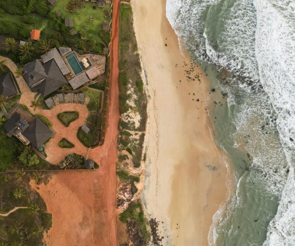 vista de cima da pousada filha da lua, bangalôs em frente à praia