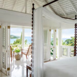 Quarto do Round Hill Hotel & Villas com vista para o mar, um dos resorts no Caribe