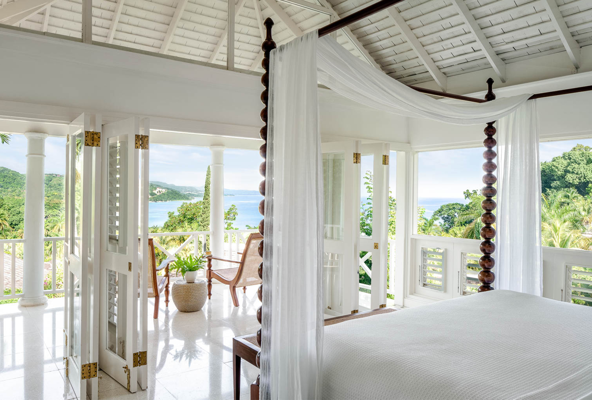 Quarto do Round Hill Hotel & Villas com vista para o mar, um dos resorts no Caribe