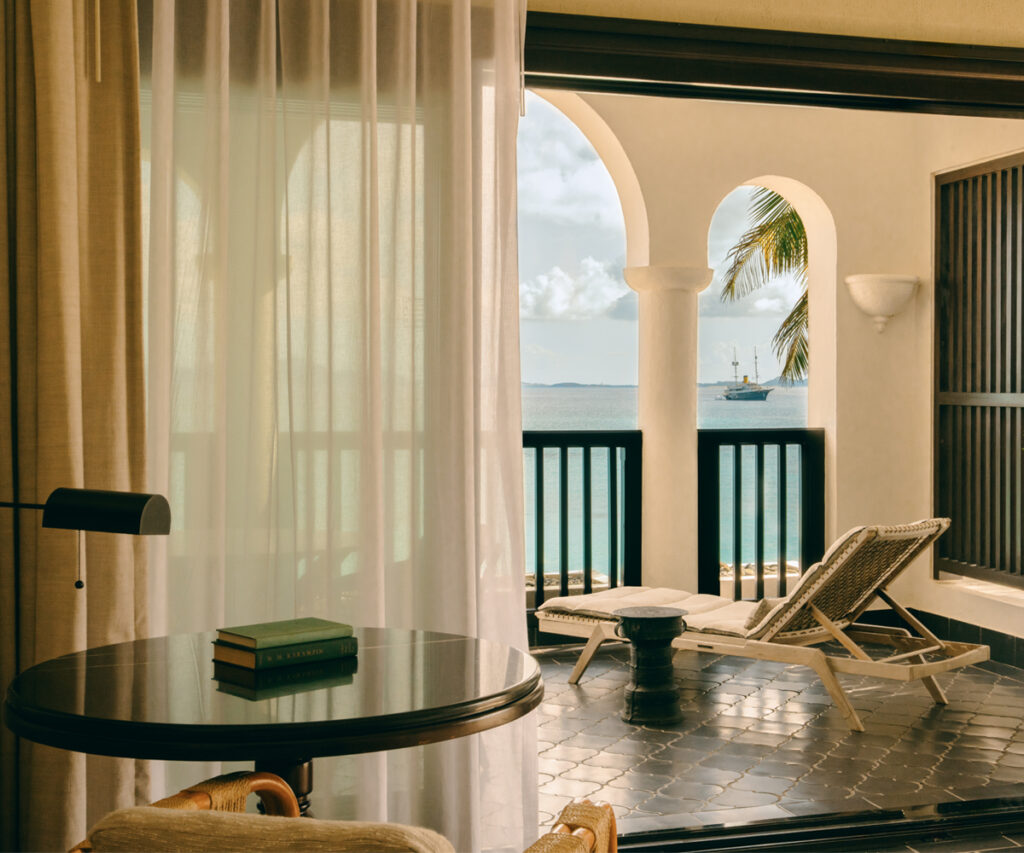 Quarto com varanda com vista para o mar