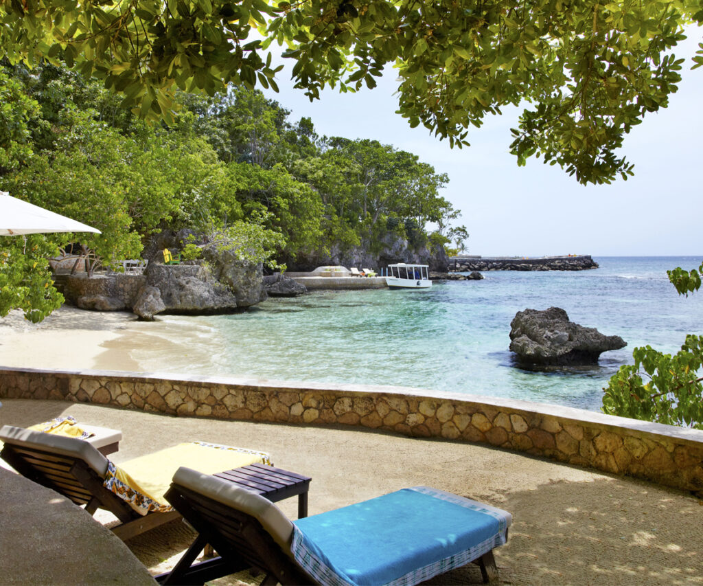 espaço externo do resort goldeneye - espreguiçadeiras dispostas em frente ao mar - dica de resorts no caribe