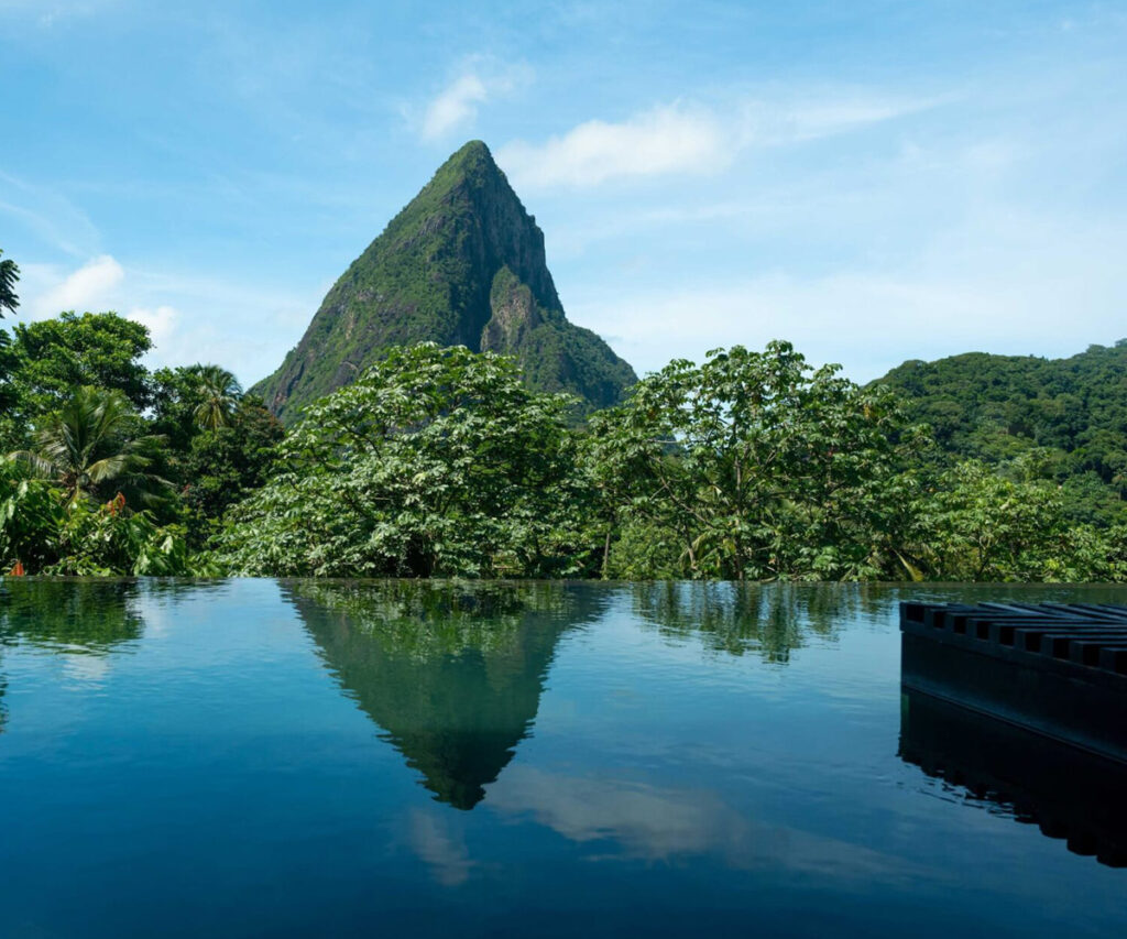 Piscina com borda infinita com vista para o monte piton - dica de resorts no caribe