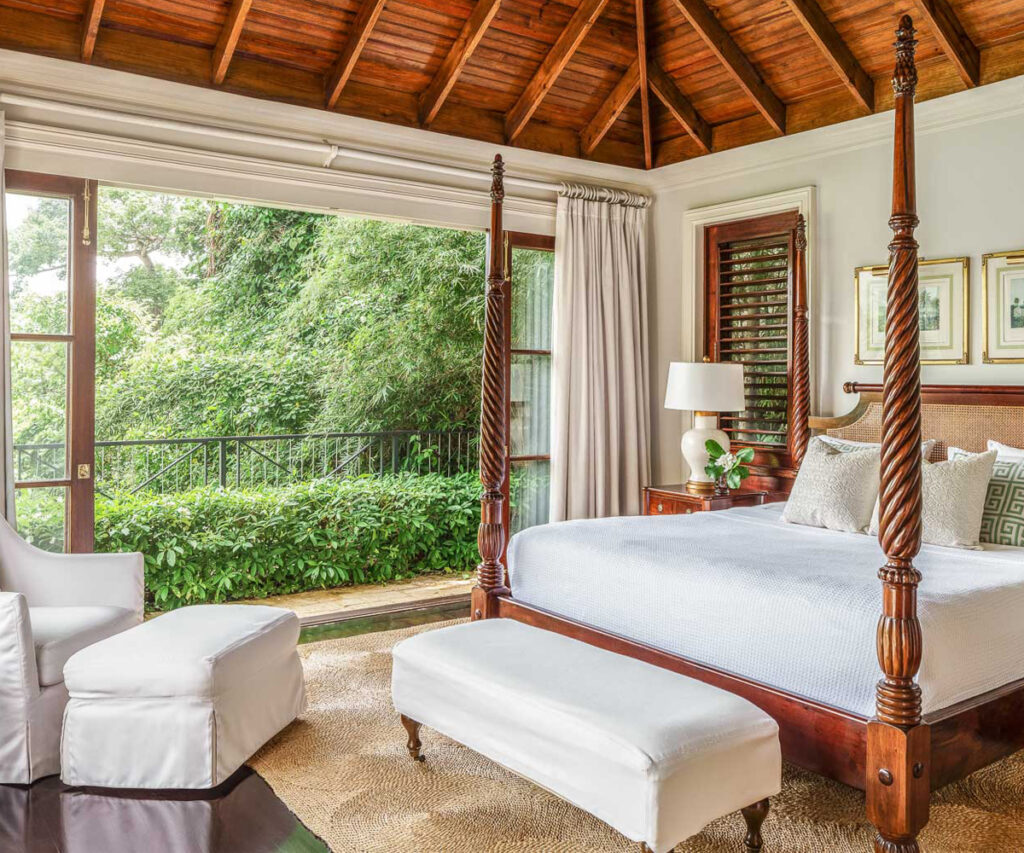 Suíte do round hill hotel & villas com vista para o jardim - dica de resorts no caribe
