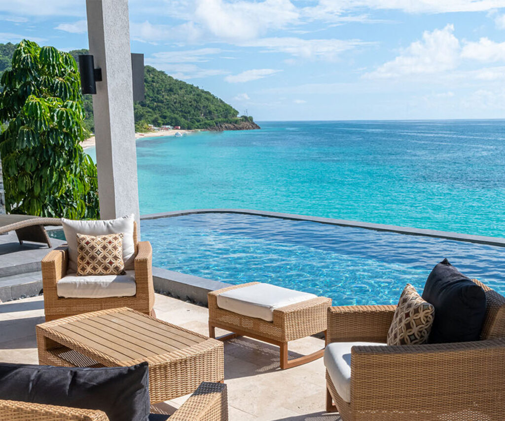 varanda de uma das acomodações do tamarind hills and villas com piscina privativa e poltronas - dica de resorts no caribe