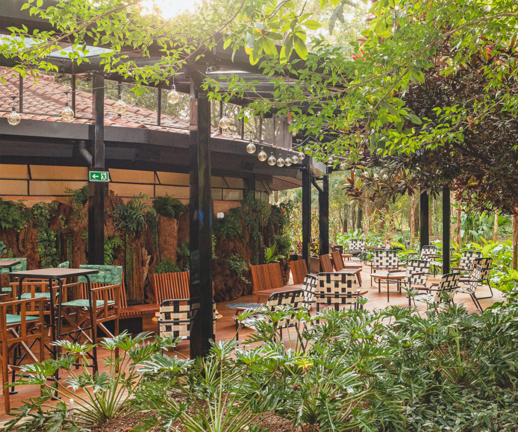 espaço do restaurante selvagem - uma varanda com mesas e cadeiras — dica de restaurantes românticos em são paulo