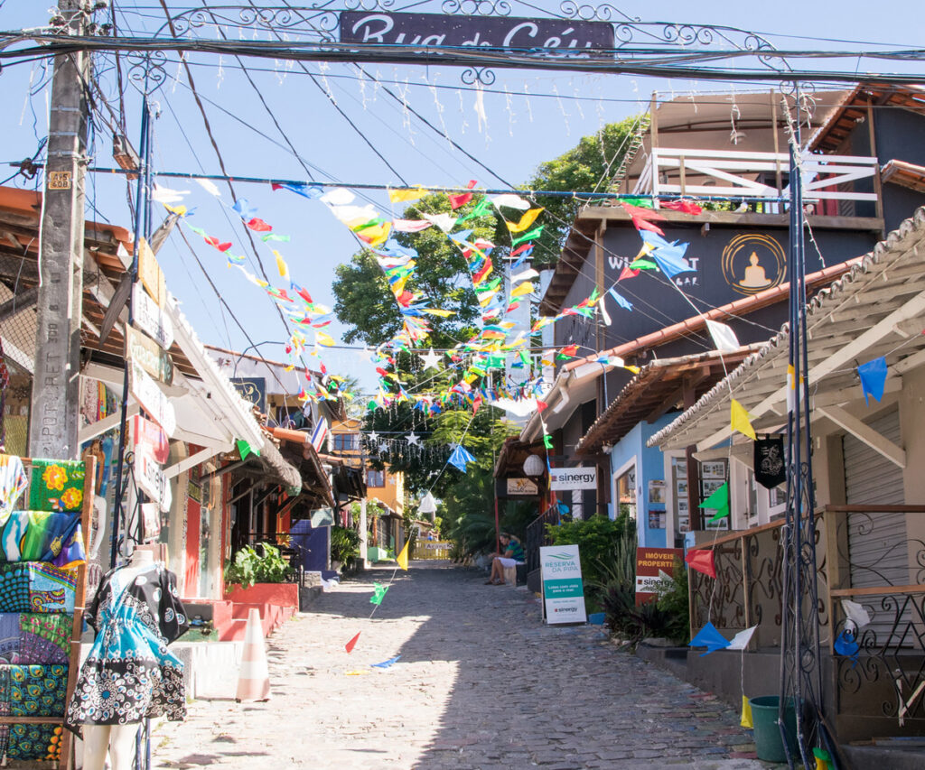 rua do céu no centro de Pipa. Uma via estreita de paralelepípedos, cheia de lojas coloridas