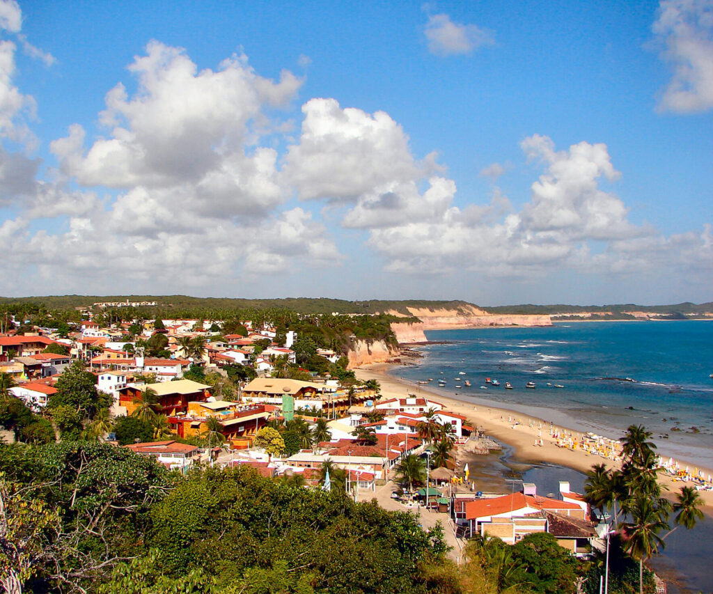 vila de pipa vista de cima, cidade com casas, vegetação ao redor e praia