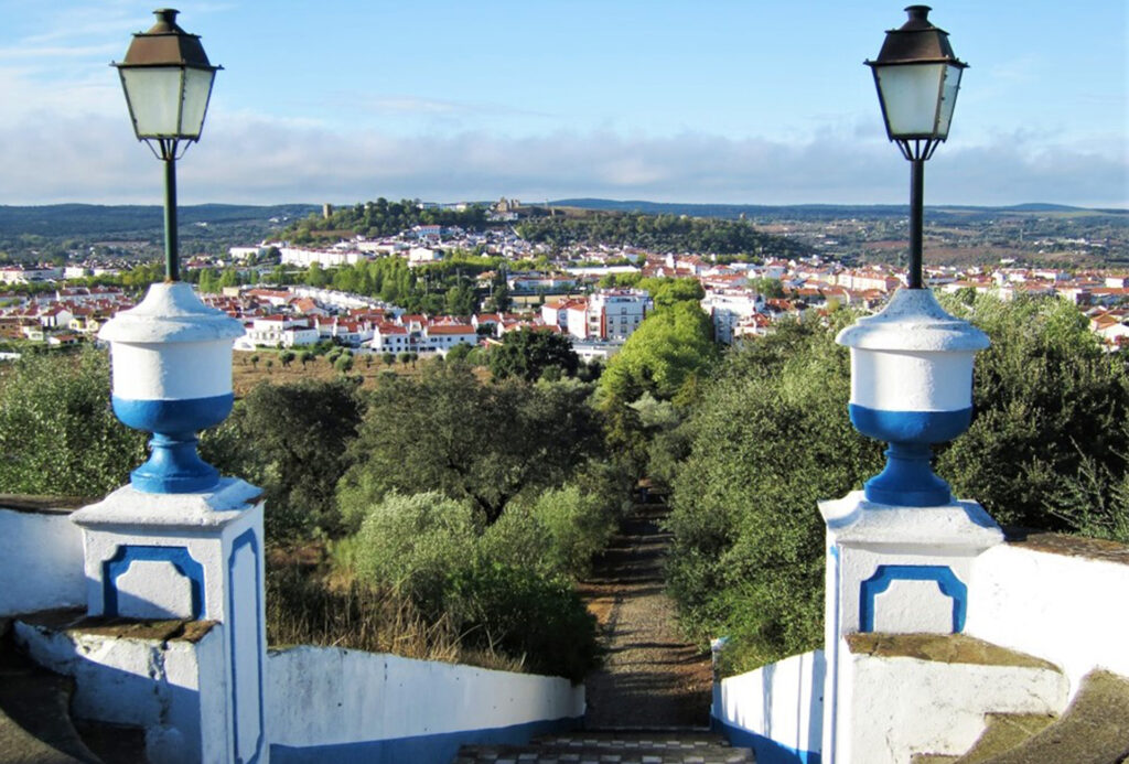 Cidade e castelo de montemor-o-novo vista da Emirida de Nossa Senhora da Visitação. Foto: senhomario via wikimedia ccommon