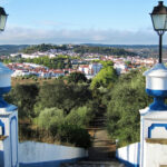 Cidade e castelo de montemor-o-novo vista da Emirida de Nossa Senhora da Visitação. Foto: senhomario via wikimedia ccommon