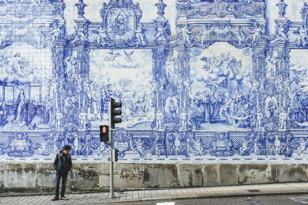 Parede revestida com azulejos portugueses brancos e azuis em Porto