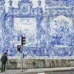 Parede revestida com azulejos portugueses brancos e azuis em Porto